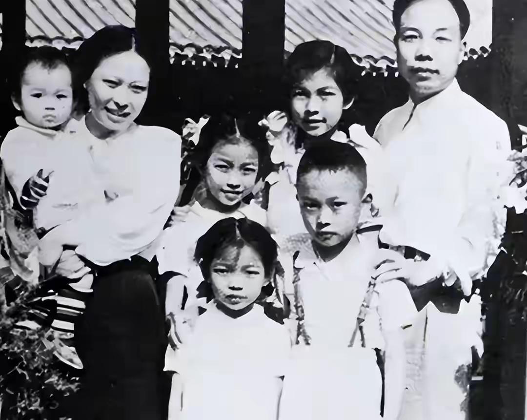 1958年，开国上将萧华回到江西兴国，找到了失散24年的亲妹妹萧金洪。见面时，萧