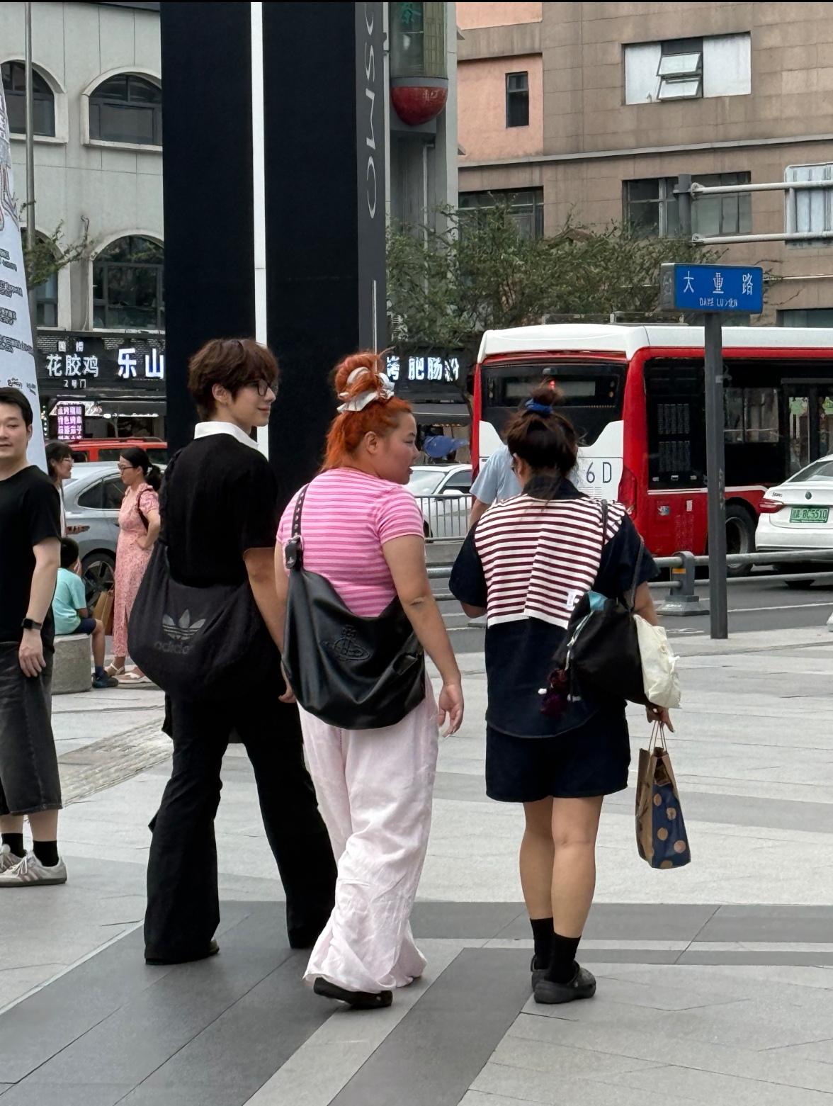 端午小长假
和女儿去逛街
偶遇大明星，哇塞，真人

比屏幕上更帅
小脸，小嘴，高