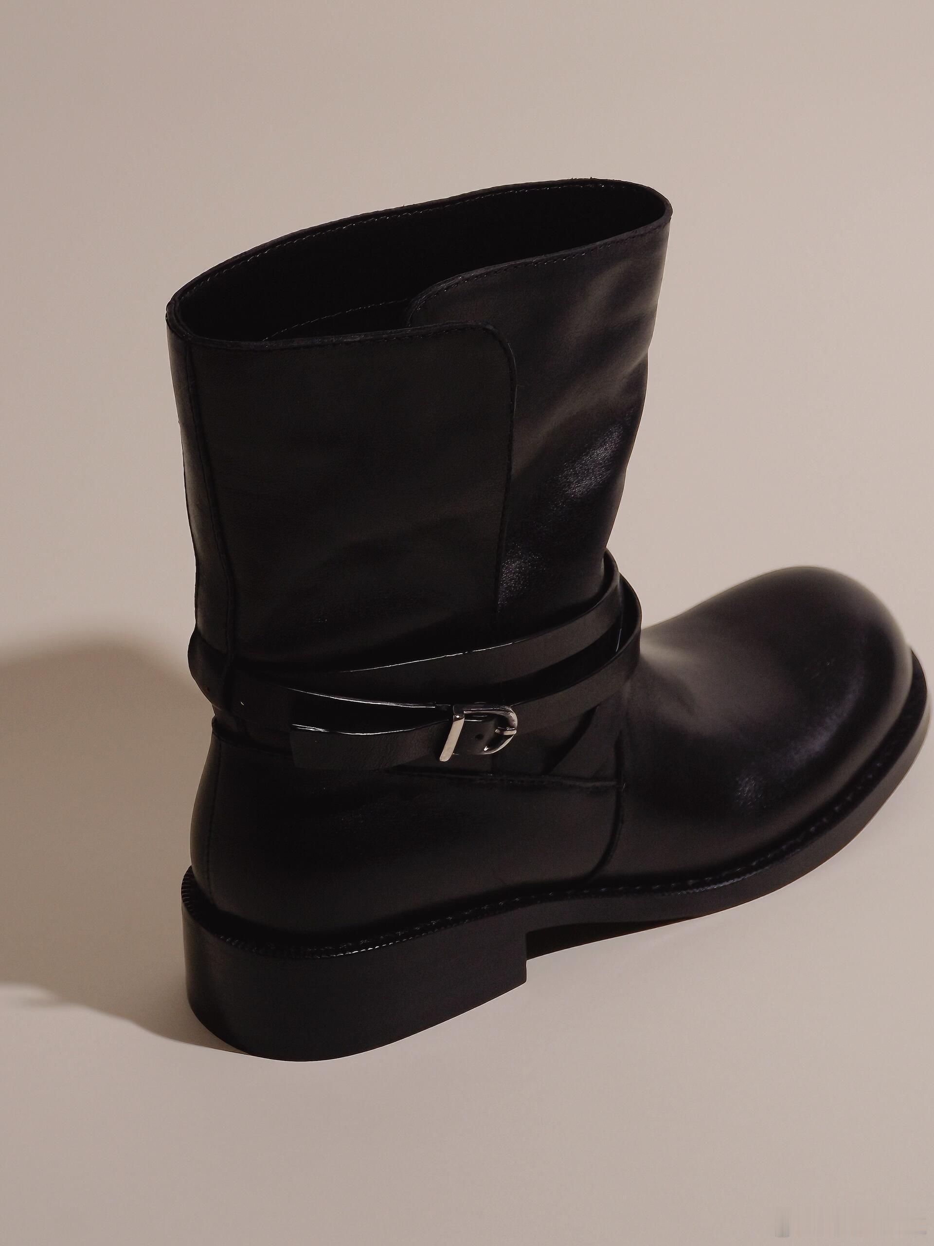 这双来自L'BEAUTE品牌秋季系列的黑色短靴，以光滑皮革打造出简约利落的轮廓。