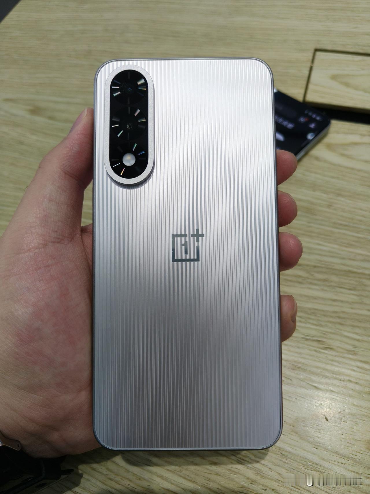 一加Ace5 至尊版，真的有点可惜了...

原本对这个新外观还是挺有好感的