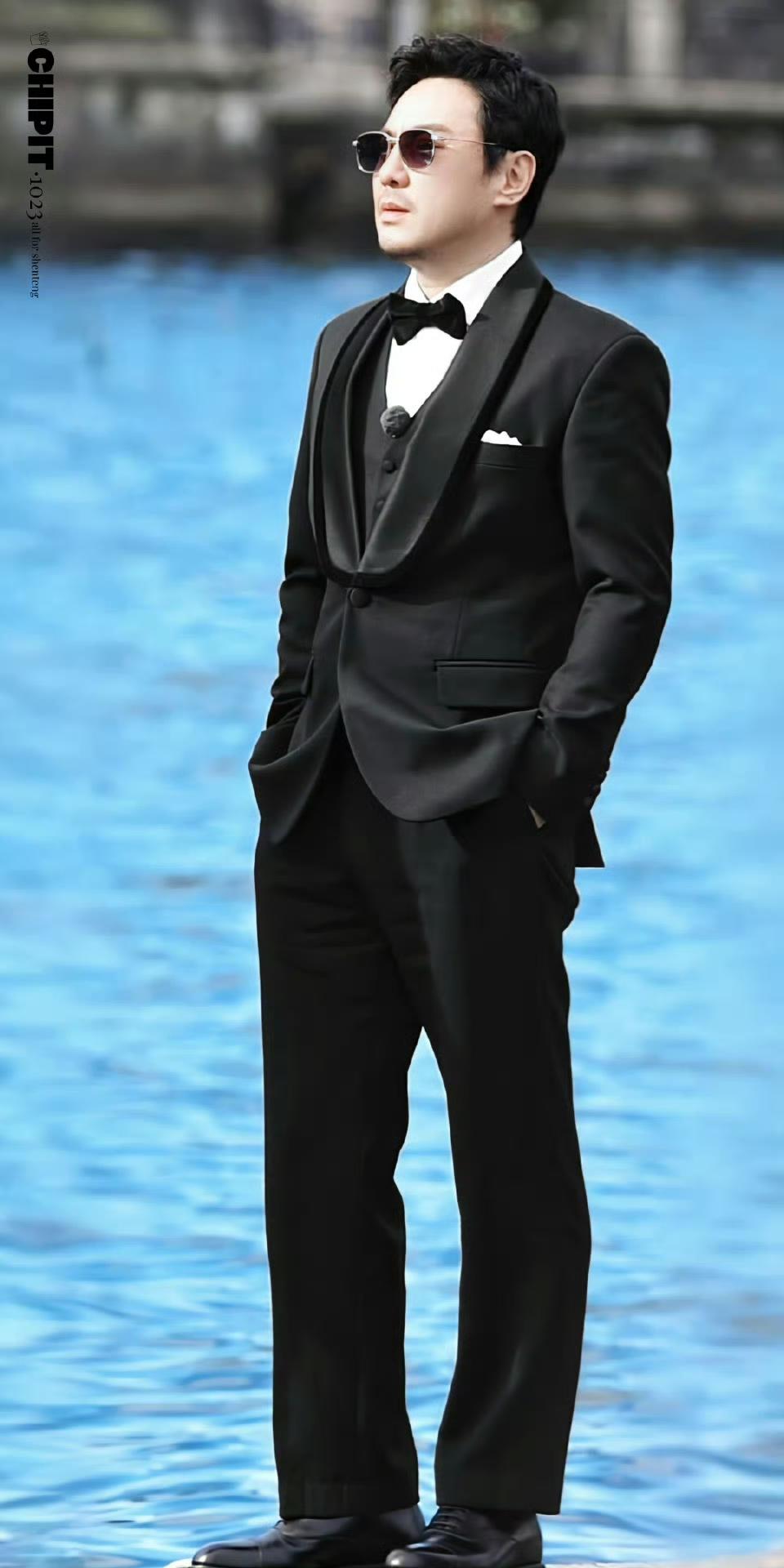 近日有网友晒出了沈腾穿着一身得体西服拍照的照片，照片中穿着西服一脸正经严肃的沈腾