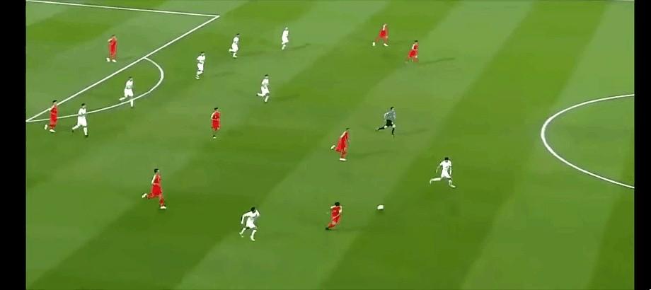 我总反复看老冯那个退防的动图。
他一边碎步后撤，一边把双手死死贴在裤腿边，像个谨