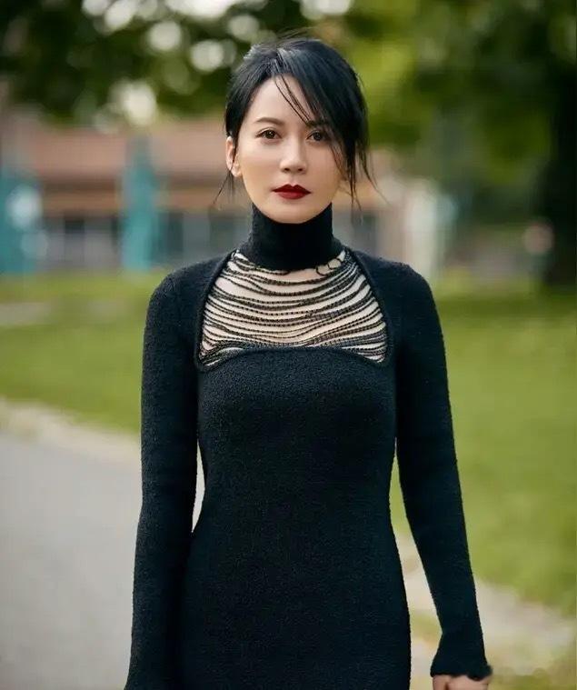俞飞鸿！给所有五十多岁的女人提了个醒。那就是人如果上了年纪，不但要瘦，更重要的是