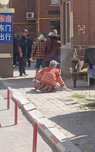 没人敢扶啊！在小区门口都没有人敢扶。
能及时通知家里人最好了！