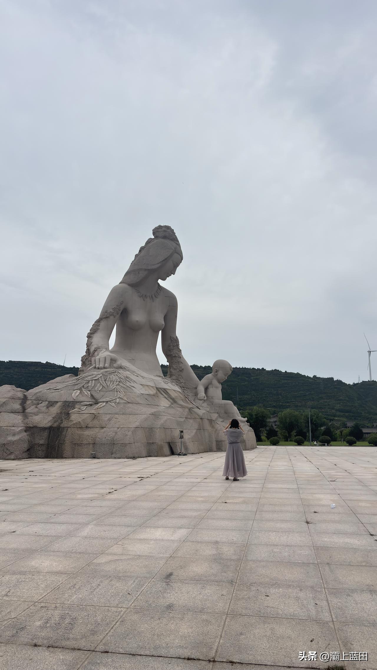 坐落于凤凰山女娲广场，巨型女娲塑像面朝黄河，象征大地之母，守护奔流大河。