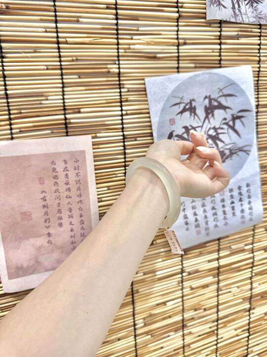 妈妈夸我买玉镯是有点眼光的