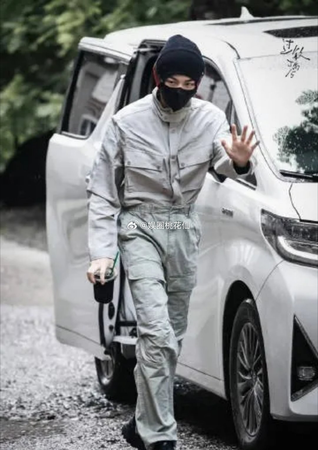 潮男丁禹兮上班路透来啦！帅哥一身穿搭裹得严严实实，帅气是真帅气，就是看着都替他觉