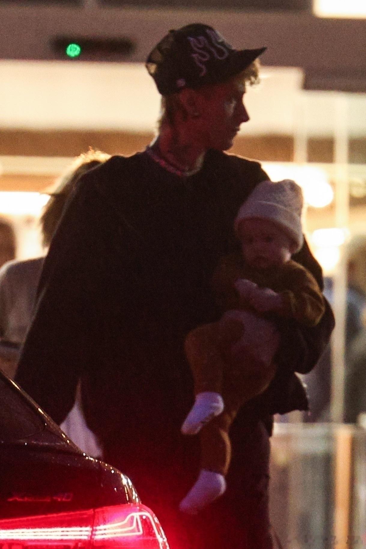 Machine Gun Kelly带着和Megan fox梅根福克斯的女儿Sag