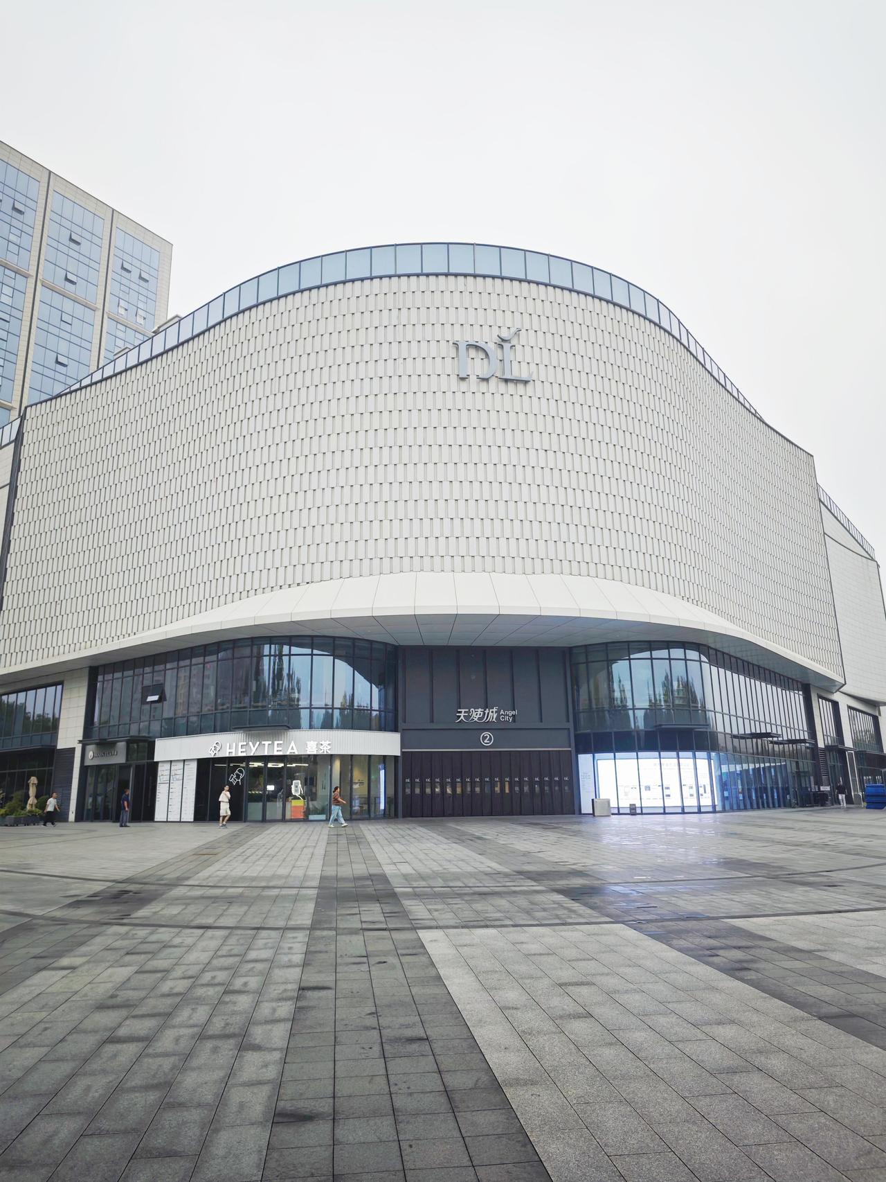 胖东来搞商户管理那套，确实有点超前，直接干到商场管理的顶流了。

首先租金这块就