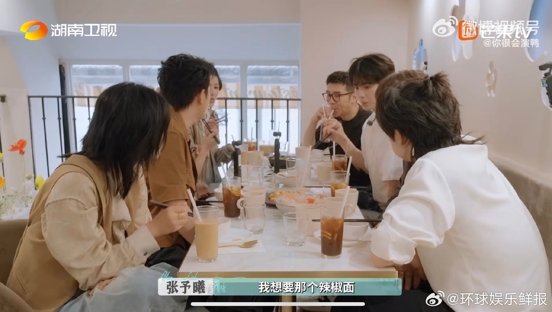 尚雯婕李佳琦一线捡糖吃 饭桌上的欢乐源泉就是他俩！尚雯婕专注围观，李佳琦分享旧糖