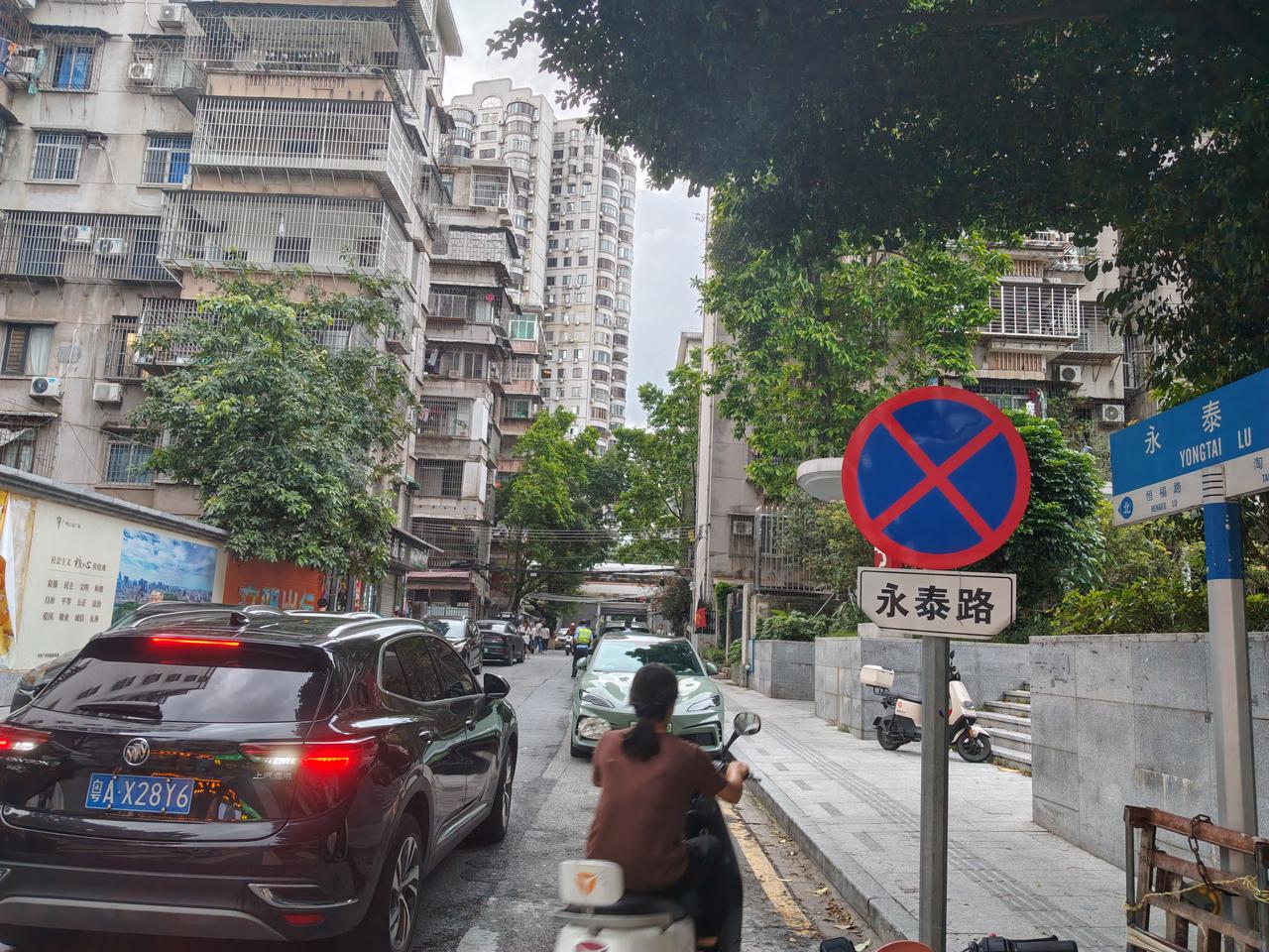 给广州交警的几点建议。

昨天下午，下班回家的路上，经过永泰路，看见两名警察在给