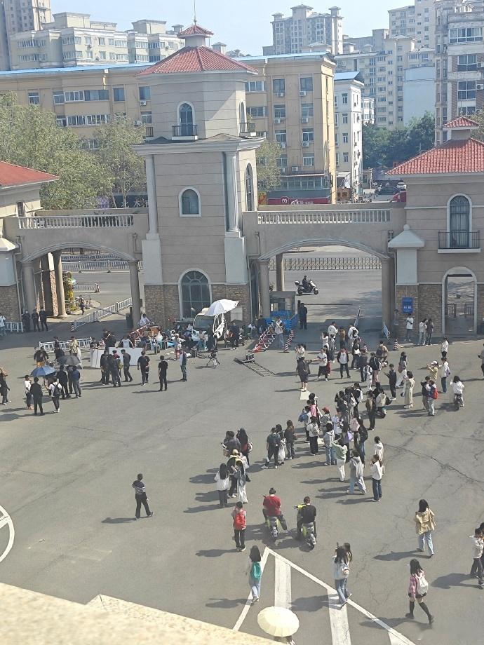 #向佐校园人气##河南大学生把向佐围住了# 被河南大学生围住的向佐，太有亲和力了