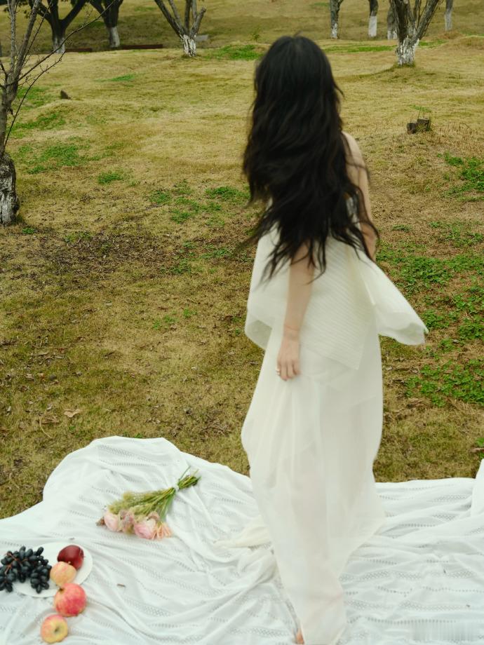 周雨彤谭松韵这个对视笑周雨彤对谭松韵笑周雨彤今天在舞台上的表现真是太迷人了，她的