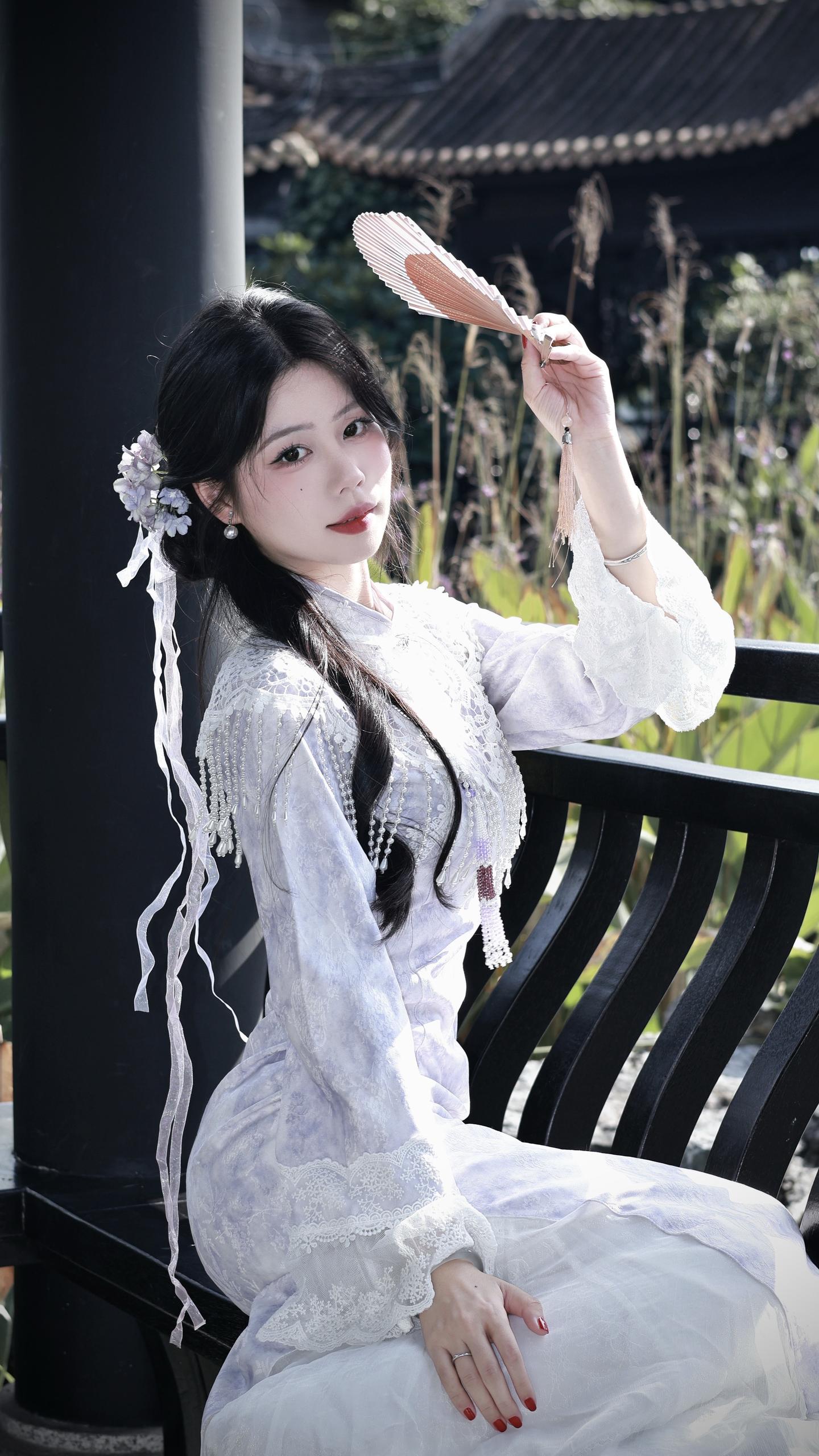 “某些时候 人亦如花 若要见时必会相逢”