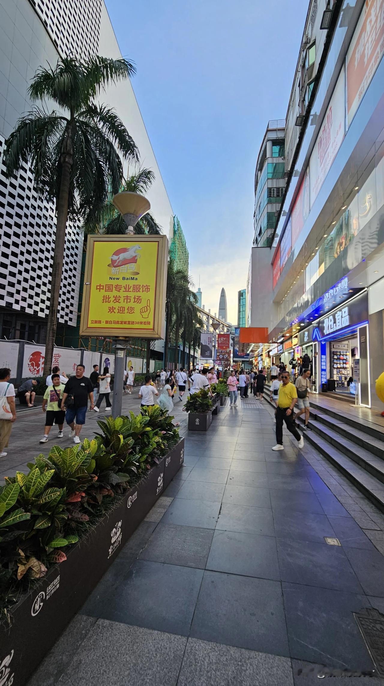 比亚迪上半年利润是136亿。
比亚迪养活了90万个员工。
比亚迪养活了一个庞大的