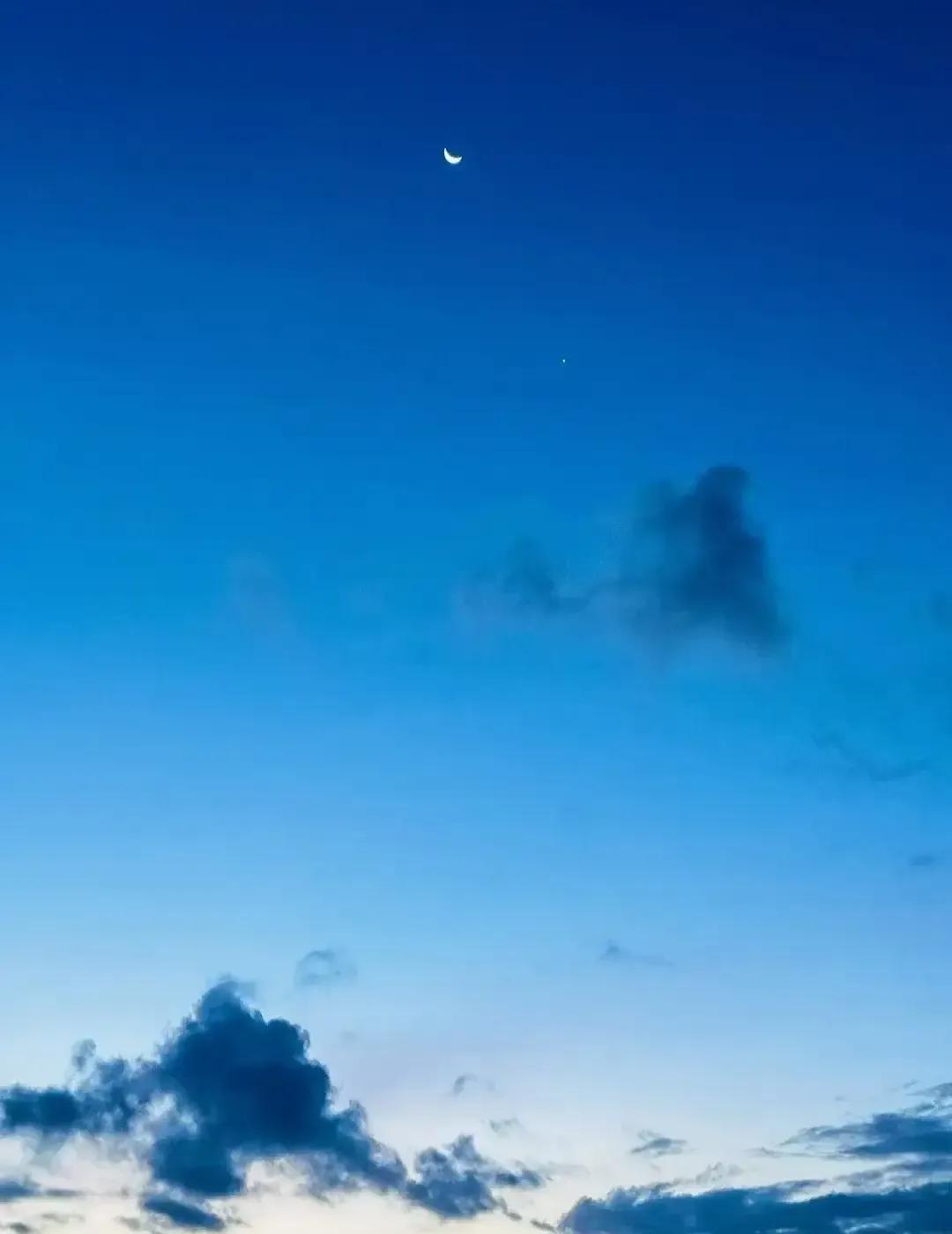 一盒烟=7200块学费

够孩子吃半年苦

烟民老张把打火机扔进垃圾桶，不是顿悟