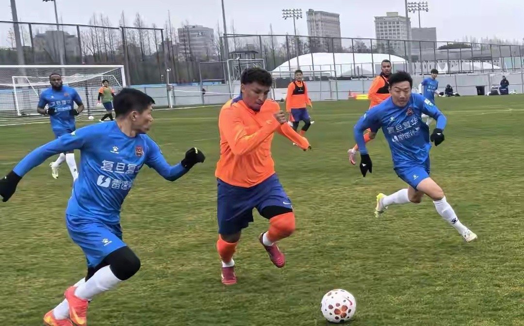 2月24日，在上海集训的山东泰山队与中甲宁波队进行了一场热身赛，最终泰山队以3-