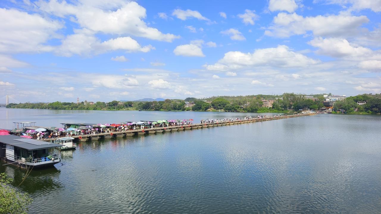 来赣州旅游，发现赣州古浮桥对面一大片地都很平，但是没有看到什么建筑，为什么不开发