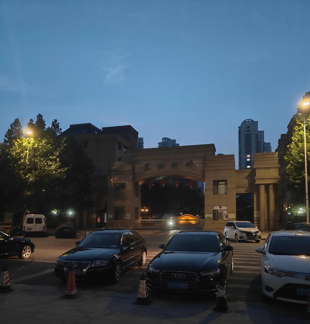 黑龙江老乡老耿头去年买的电动摩托车跟山地车张罗卖，电动摩托车花5千多块钱买的，山