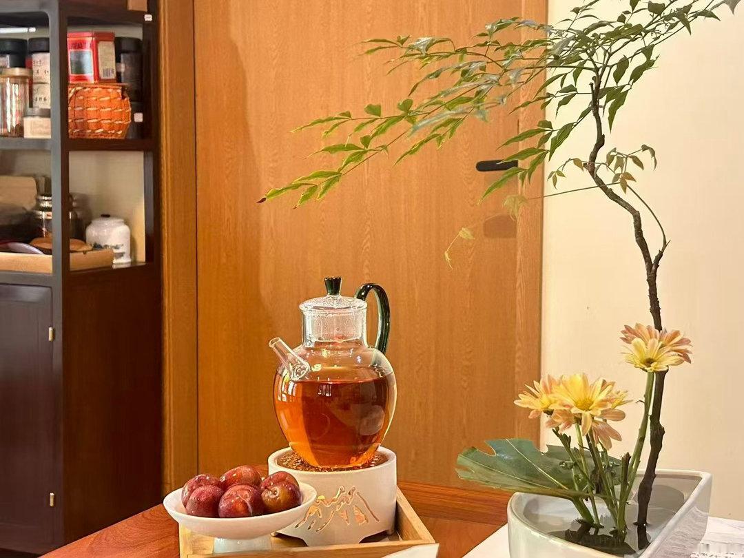品茶赏器交友[超话]  茶不会说话，但它用香气告诉你：慢一点、稳一点、真一点。 