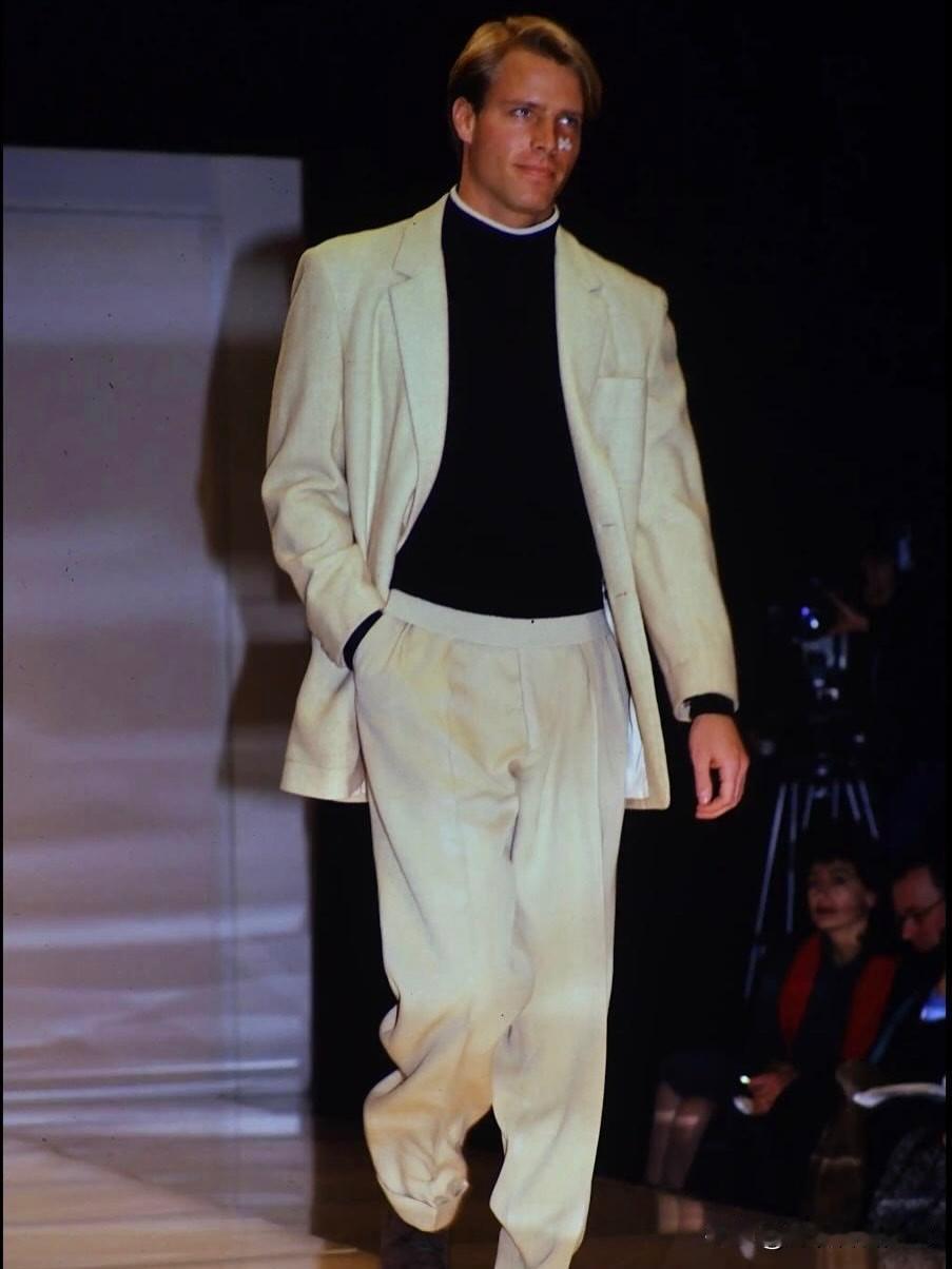 今天我们来聊聊80年代的西装风格，80年代男士西装的核心，就是“权力”与“炫耀”