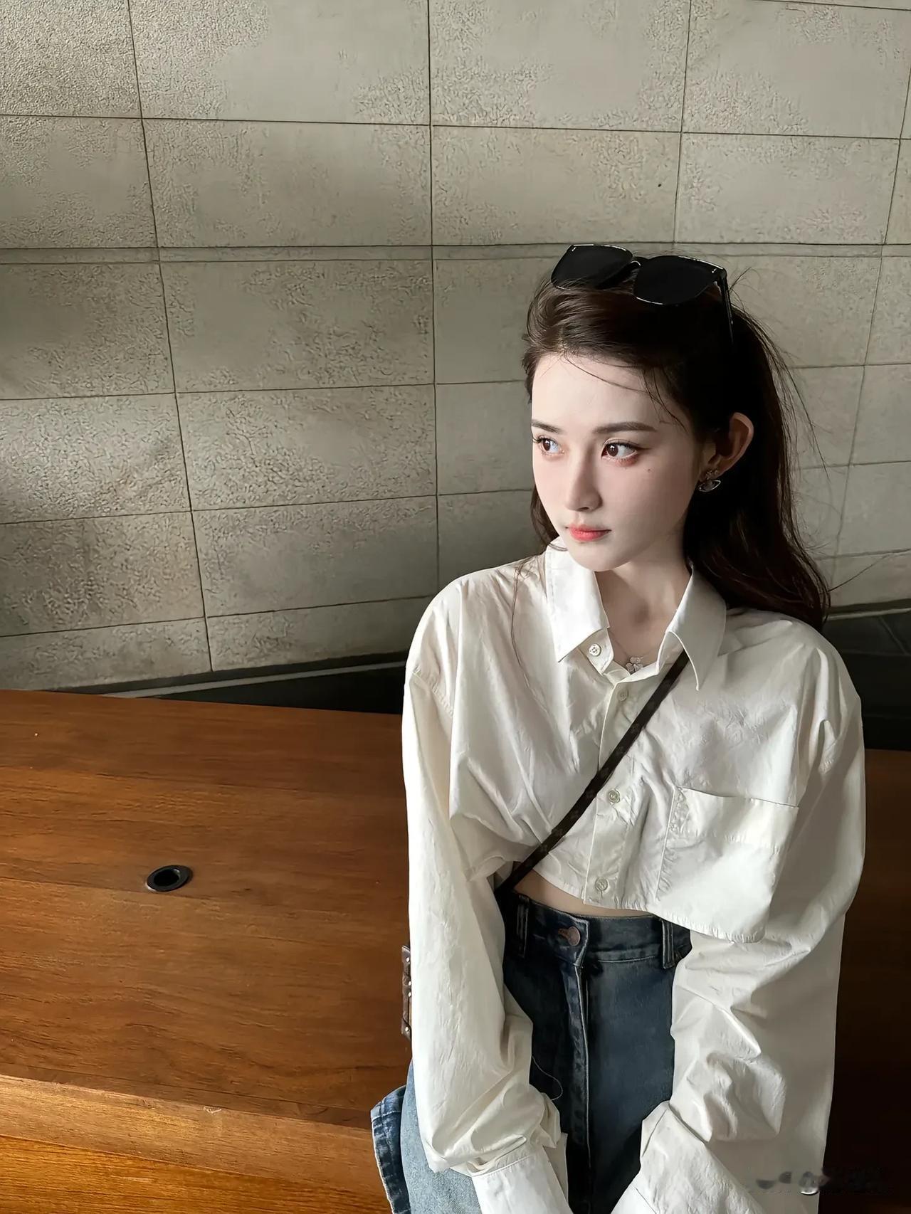 复古风穿搭指南：白衬衫+牛仔裤，简约时尚！