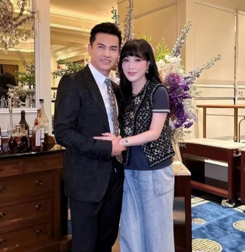 1998年，在一次饭局上，吕良伟认识了他的第三任妻子杨晓娟，当时的吕良伟正处于事
