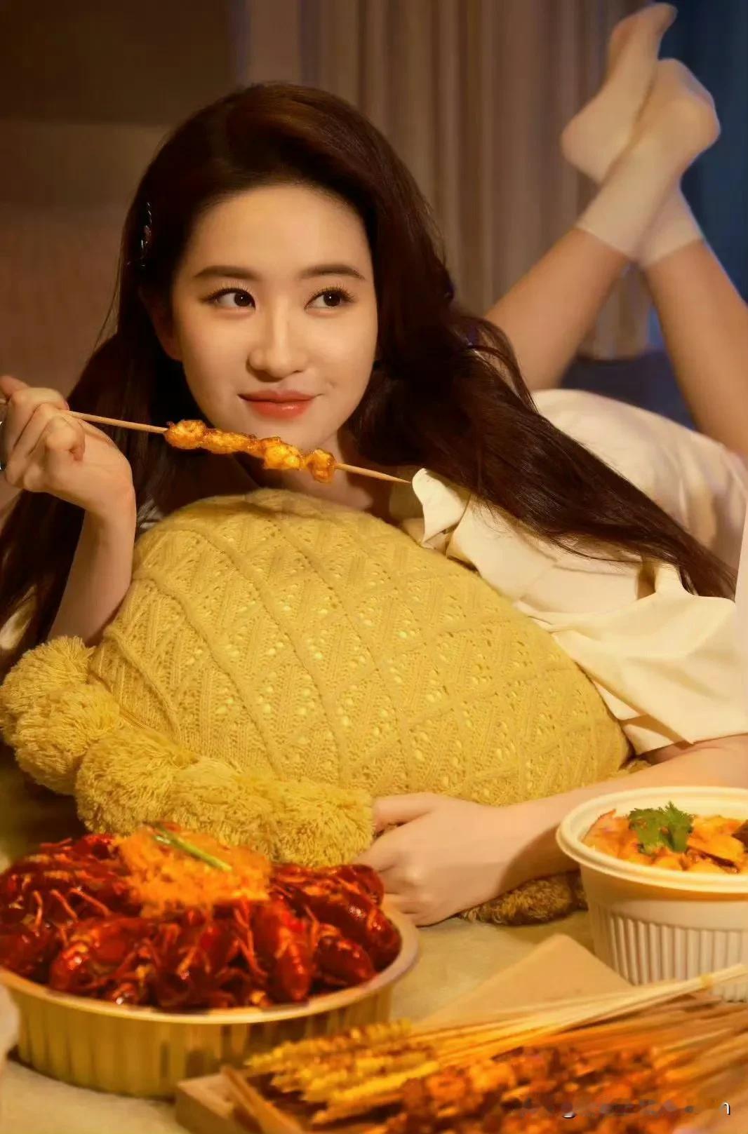 刘亦菲“美食相伴，快乐加倍！”🍜🍲🍛