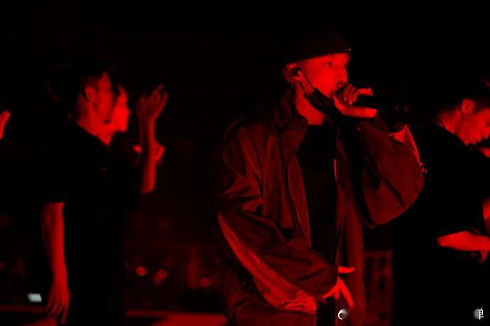 #张艺兴手背青筋##张艺兴骑在羊背上# 张艺兴在南京站彩排中展现出的手背青筋太有