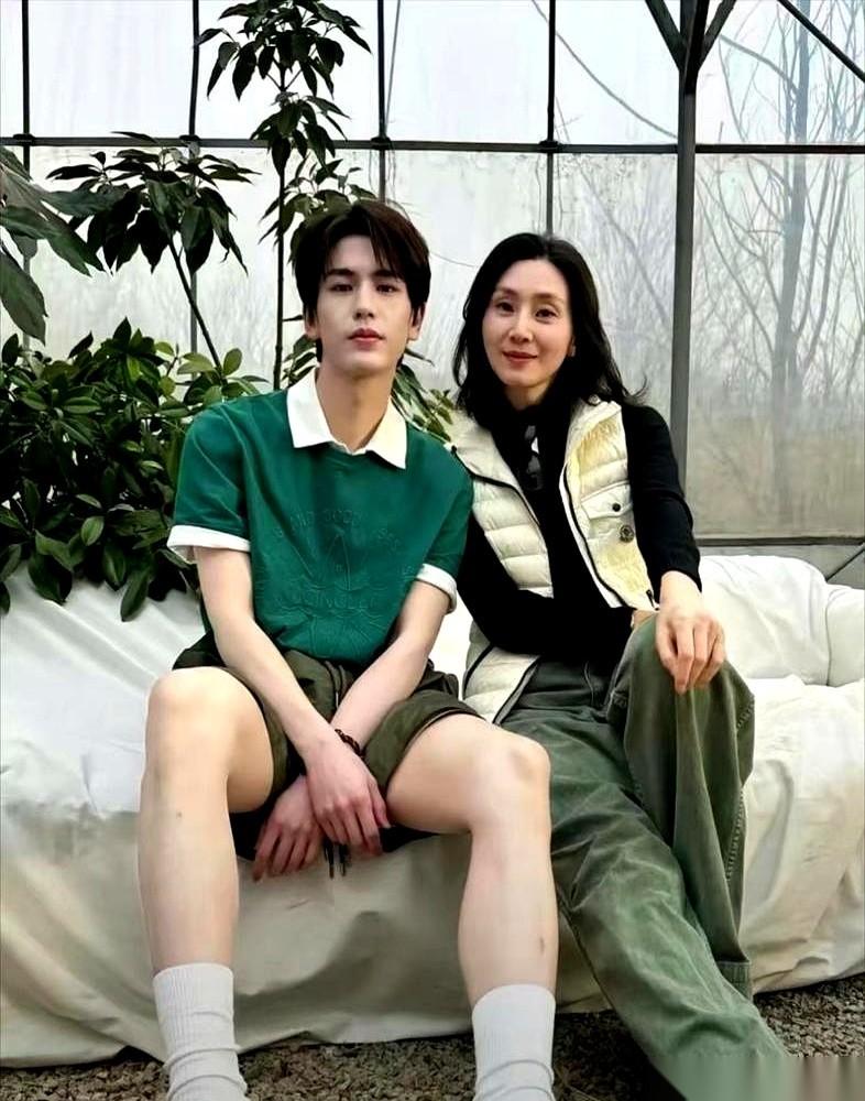 说句不好听的，现在当明星的家人，也挺不容易的。
你以为是分享温馨日常，一不留神，