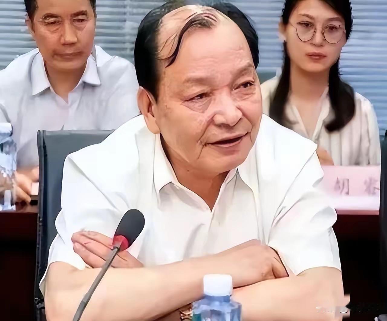 一夜输1亿、一瓶酒48万，2亿豪车买来当玩具，父子败光百亿家产！谁能想到，这对挥