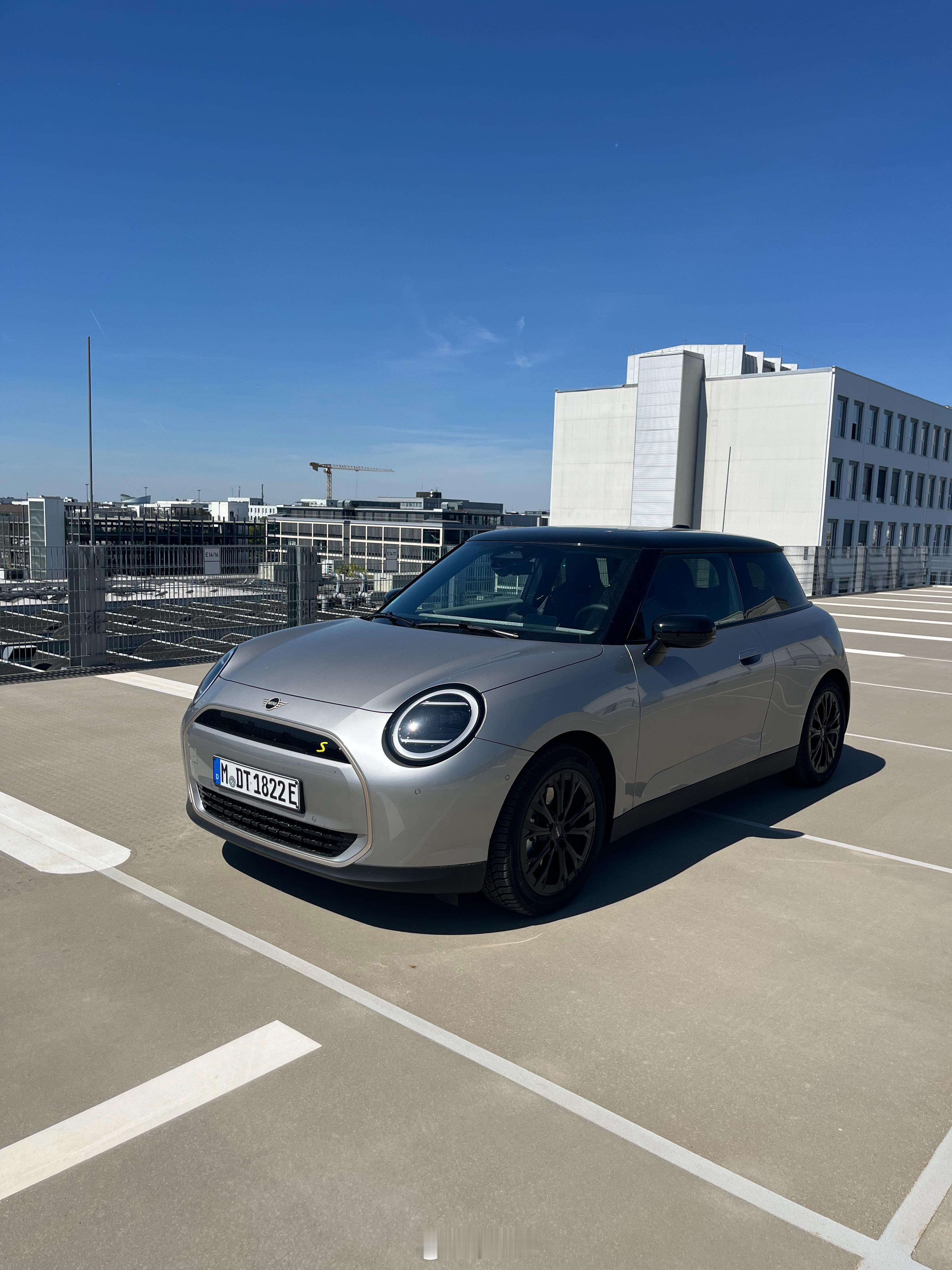 本Mini爱好者终于开到了新电Mini，这车也太好了吧，我竟然在一辆Mini上开