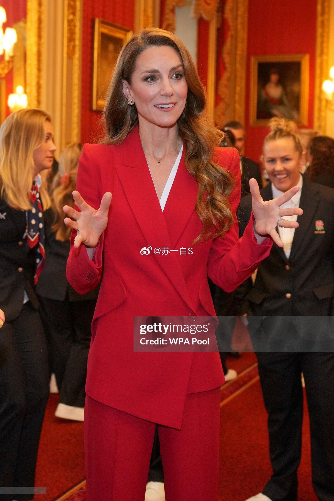 凯特在温莎城堡接见英格兰女子橄榄球队👇她穿了一身红色的Alexander Mc