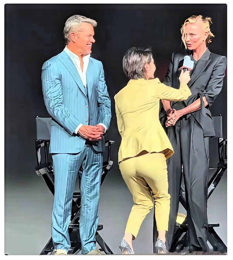 我表姑是小县城里的主持人，
聊起陈璇半蹲采访那事儿。

表姑说，主持人的舞台礼仪