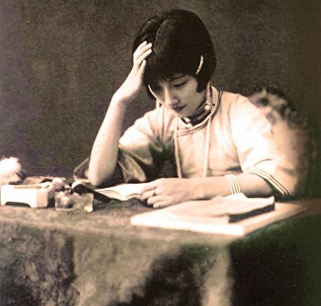 1965年，陆小曼去世后，好友揭露了她一个隐秘：她的前夫过分热衷房事，又体力过人