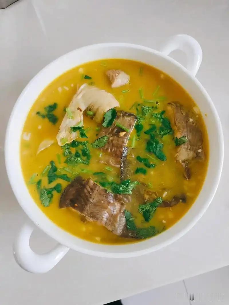 昨天中午，我和妹妹约好一起吃午饭，特意买了两条野生鲶鱼，花了106元。
上午九点