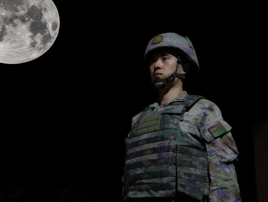 #铸剑中原[超话]##早安军营##原原说早晚安# “千磨万击还坚韧，任尔东西南北