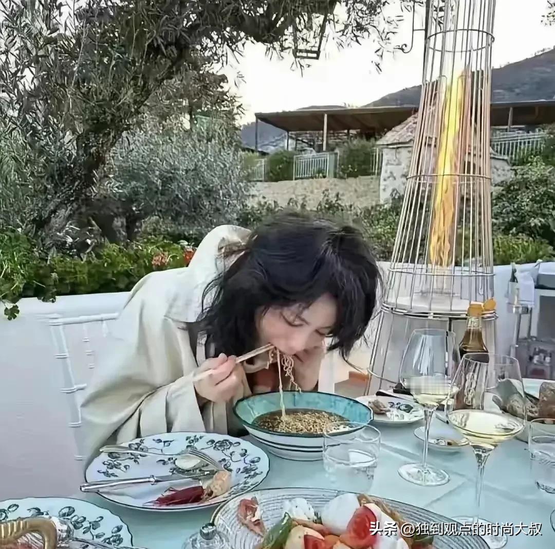 这碗面得多少钱才对得起，吃面的人的身价，不过这餐具可是够可以的！