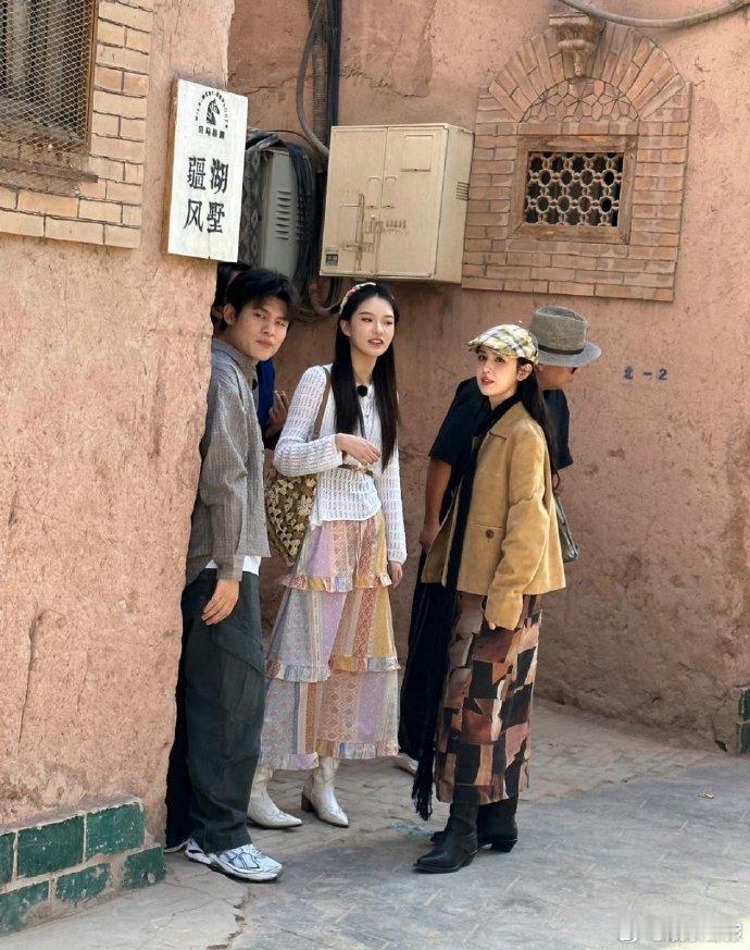 #哈妮克孜[超话]##哈妮克孜生图像精修##哈妮克孜路人视角生图#哈妮克孜这组路