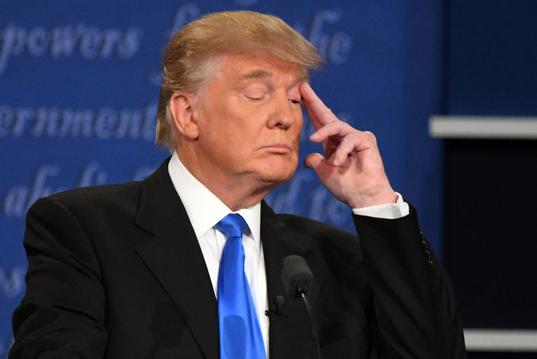 美国正呈现全方位的衰落。不少人都觉得，如今的美国总统言行处事很随意，和几十年前风