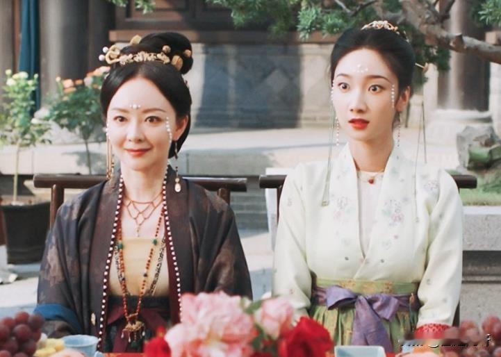 真的好看吗？于正新剧《墨雨云间》妆造创新高，但凡有点身份的女子，脸上都铺满了珍珠