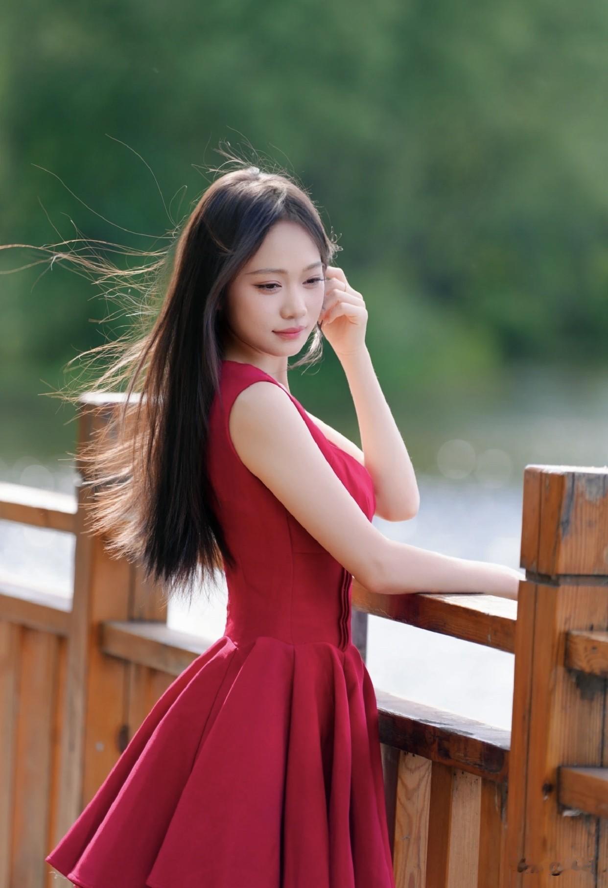 什么是真正的女性之美?真正美的女性，说话有分寸，懂得尊重人；心底存善良，做事有底