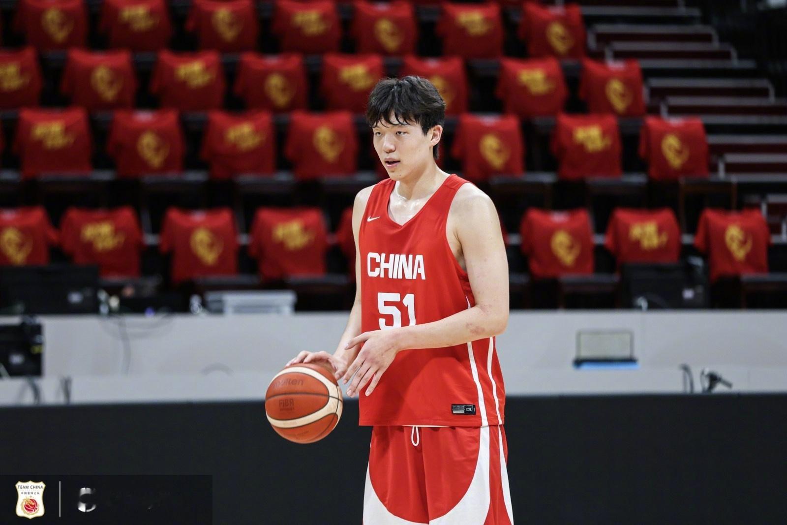 杨瀚森回应将缺席后续世预赛 场上能投绝杀，场下格局拉满！杨瀚森赛后真情流露，激动