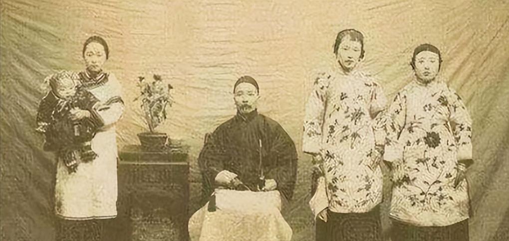1904年，通房丫李氏，站着侍奉丈夫与正妻长达33年。这日，她正在盛饭。谁知，管
