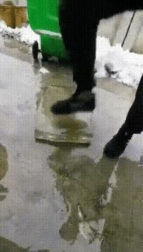 哪个人不小心把果冻掉地板上了，看样子这个质量蛮过硬的。