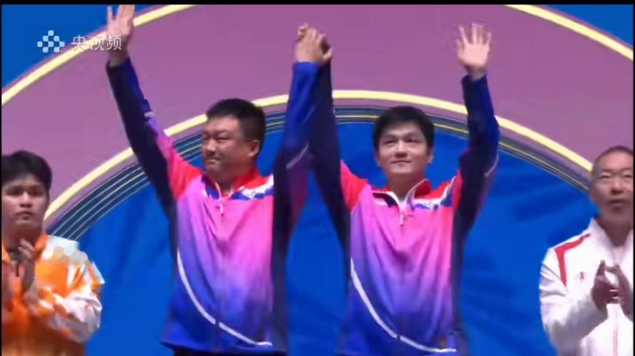 林诗栋还是太小，应该向两位师哥学习。全运会颁奖台，铜牌王楚钦，金牌樊振东登台时，