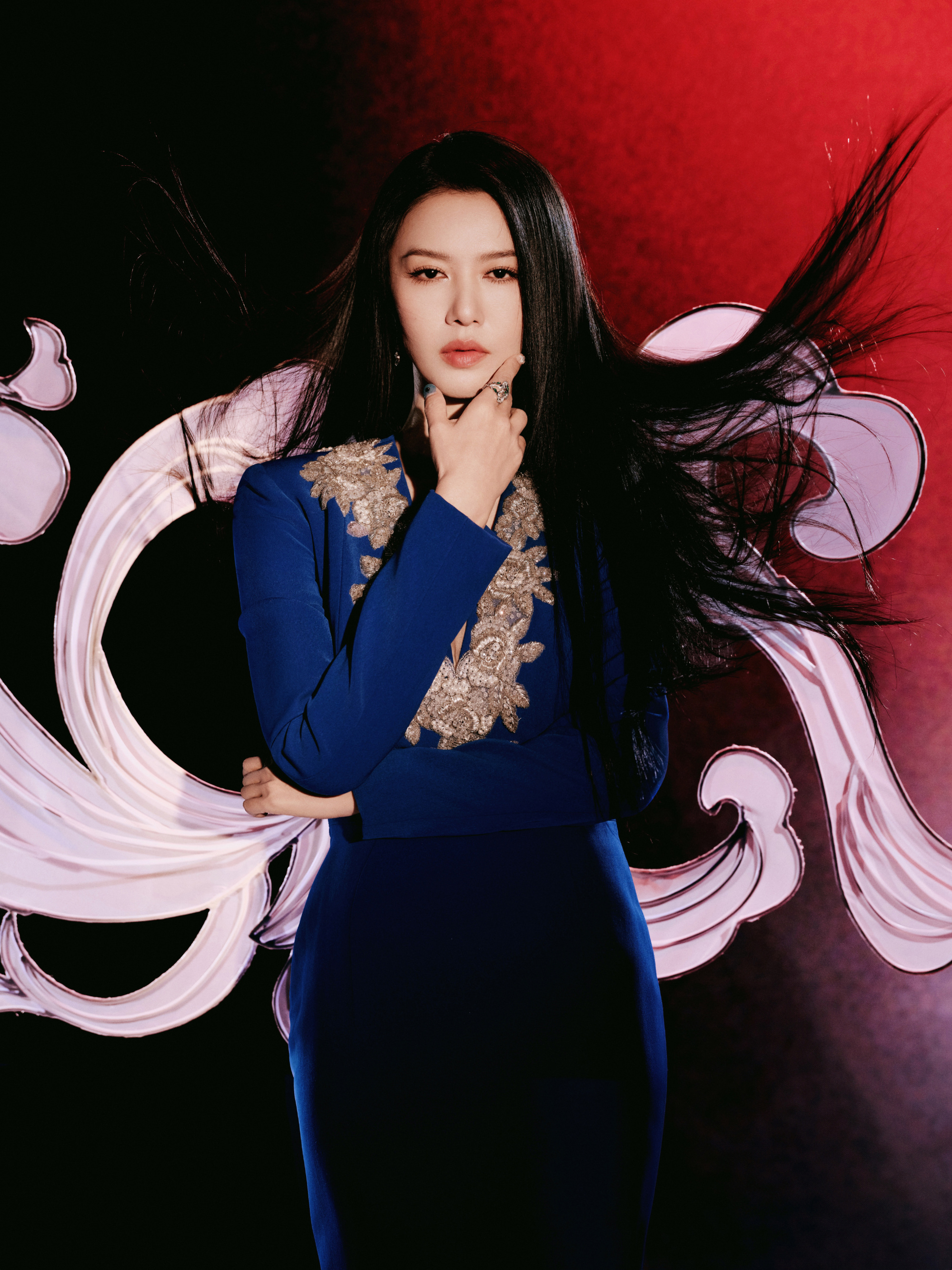 谭维维美甲哈哈哈哈哈，一眼看见谭维维美甲，反差感拉满了，这么可爱的短甲！ 