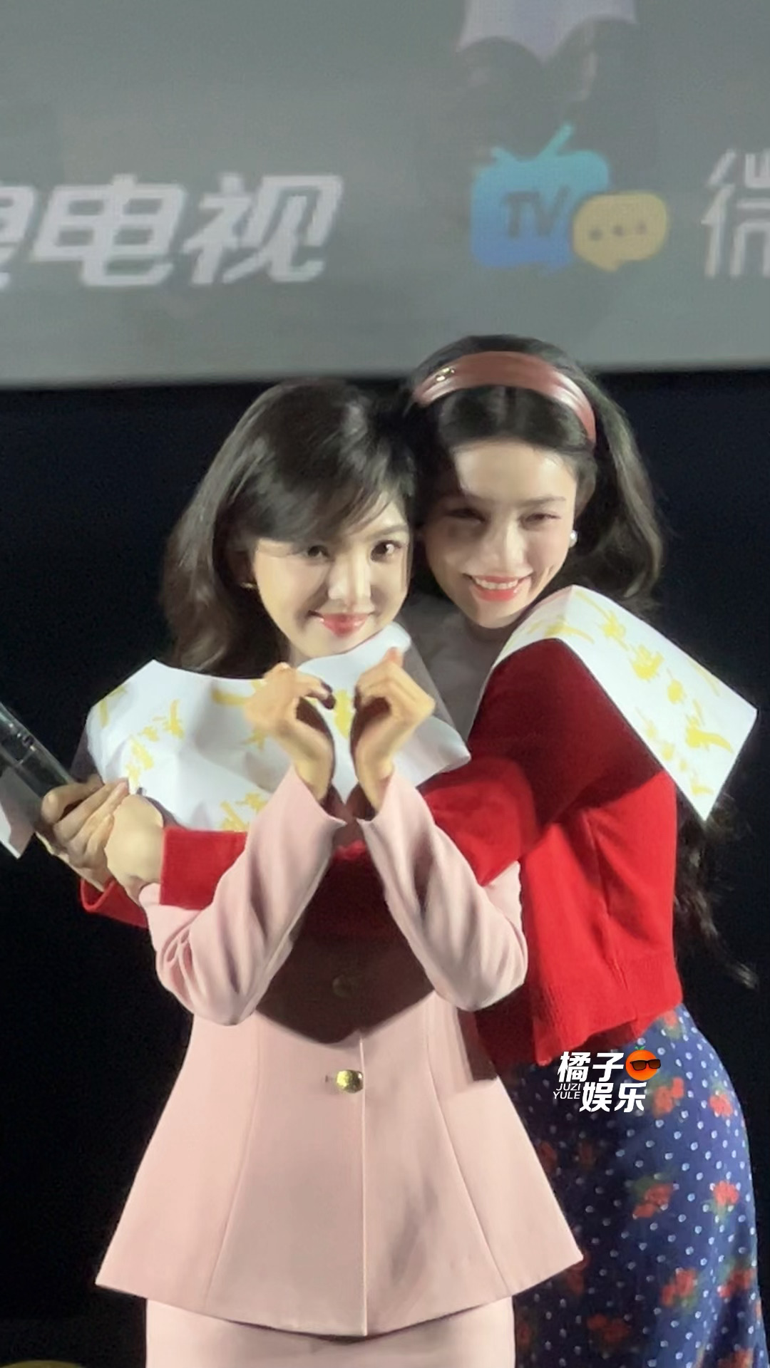 好萌啊若楠和小允～撕纸游戏挑战成功，主持人问要不要撕一下然后：“我俩不撕！”“她