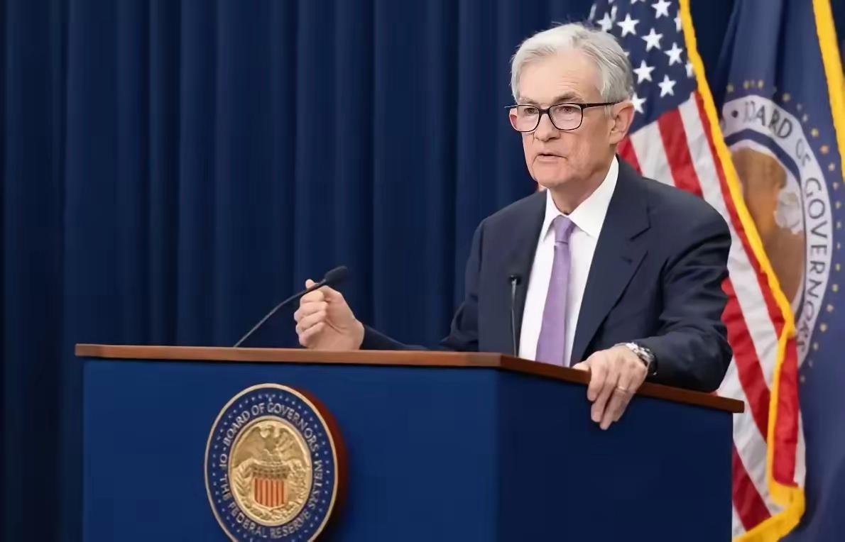 今天凌晨，鲍威尔主持了他任内最后一次美联储议息会议，场面相当分裂！

12个票委