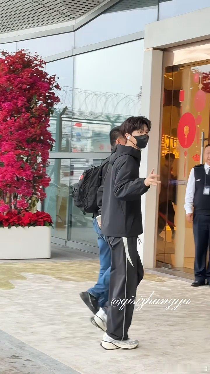 范丞丞厦门到达录制路透奔跑吧 水杯不离手，范丞丞休闲装扮清爽现身厦门。高挑身形人
